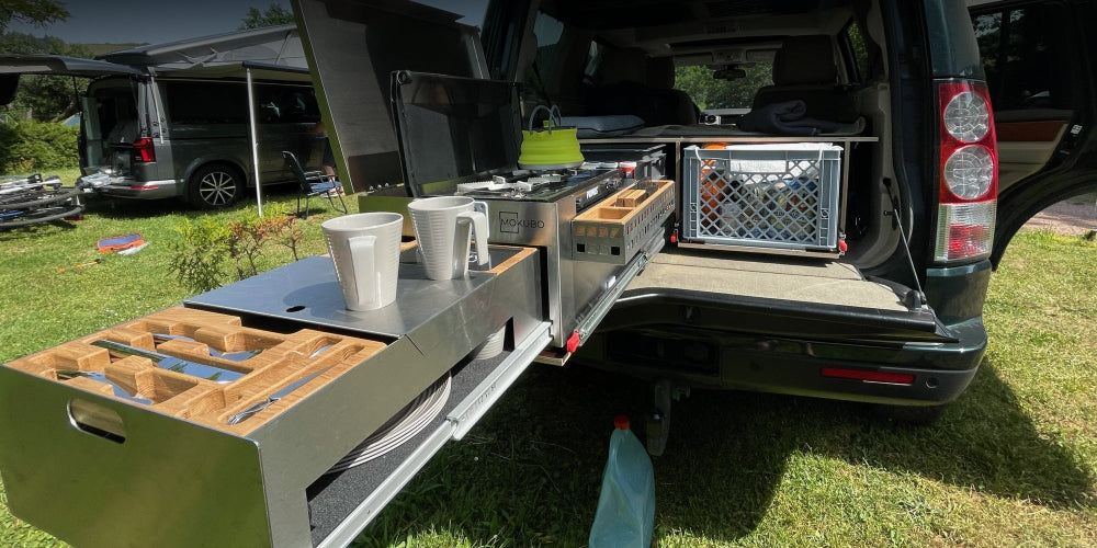 Mobile Küchenbox MOKUBO auf Heckauszug im Land Rover auf Campingplatz