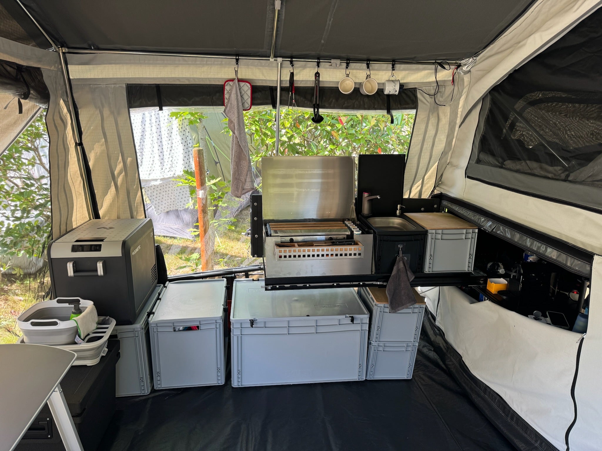 Mobile Küchenbox MOKUBO im Vorzelt auf Auszug mit anderen Kisten