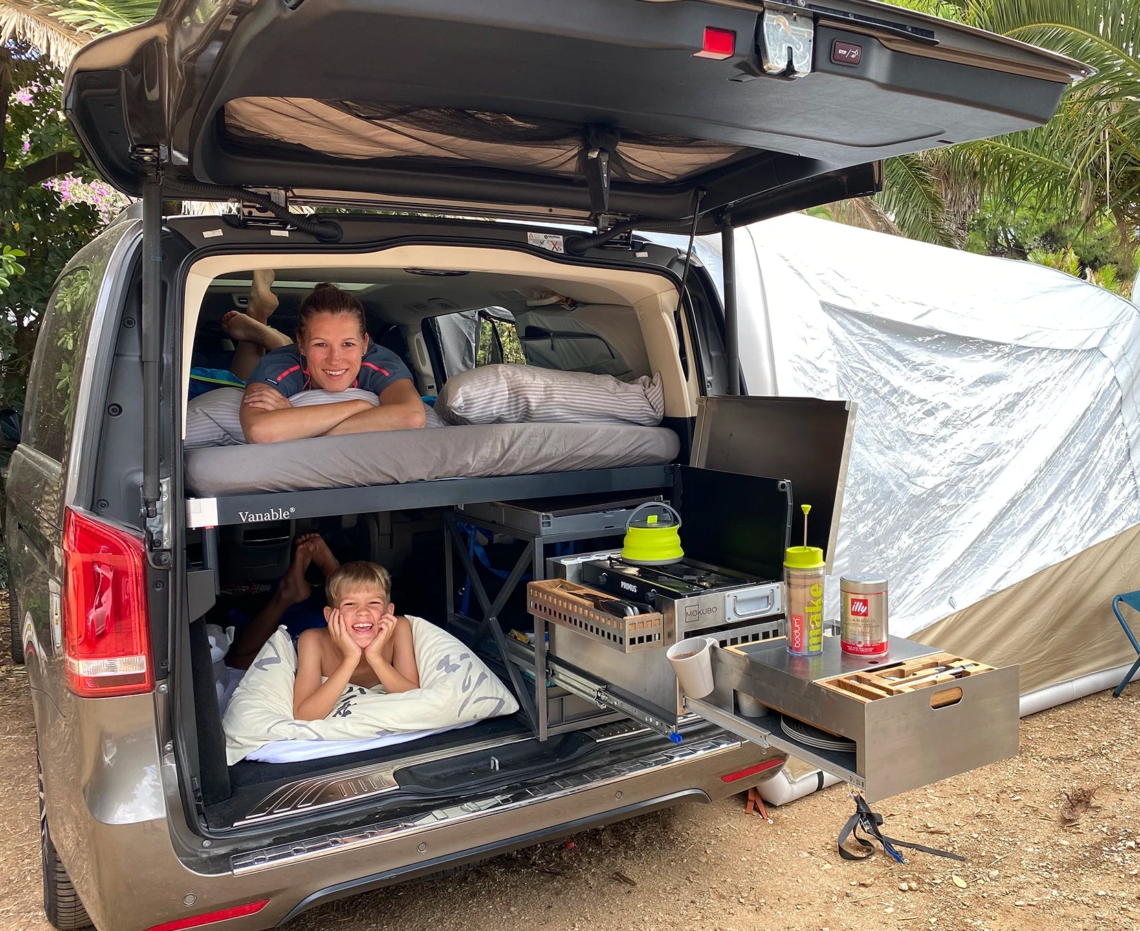 Mobile Küchenbox MOKUBO auf Heckauszug längs im Camper