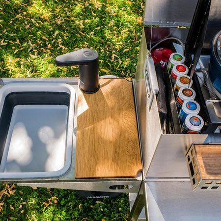 Mobile Küchenbox MOKUBO auf original Standfuss im Grünen FokusAblage und Gewürze