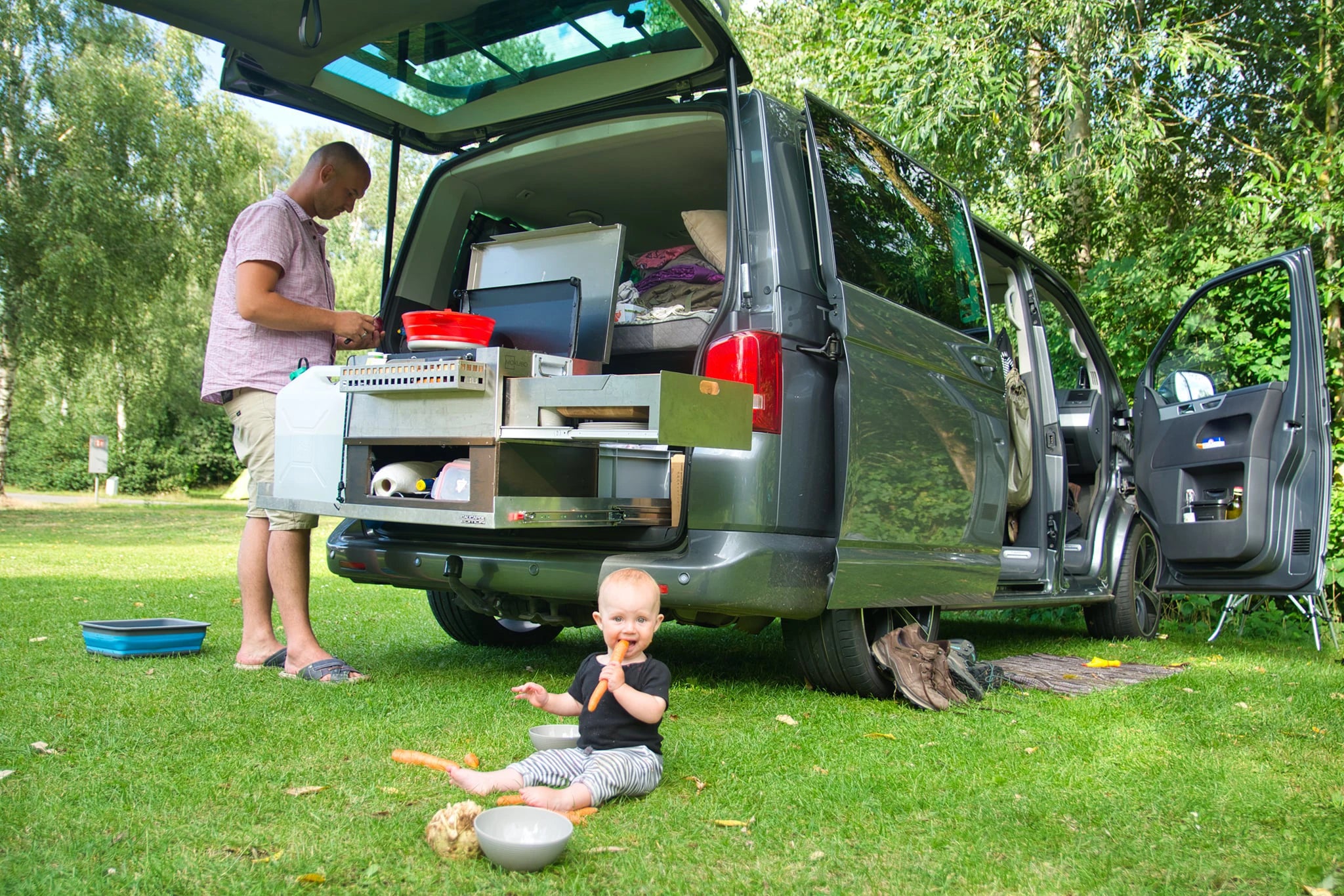 Mobile Küchenbox MOKUBO auf Heckauszug in VW Bus - Mann mit Kind