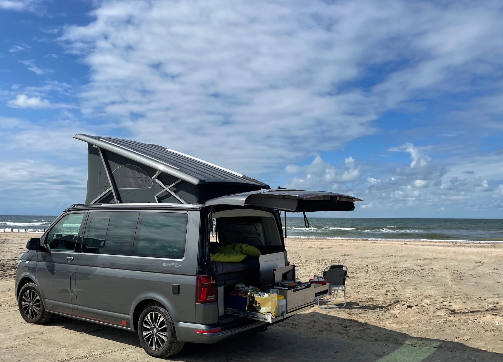 Mobile Küchenbox MOKUBO im VW Bus auf Heckauszug quer am Strand