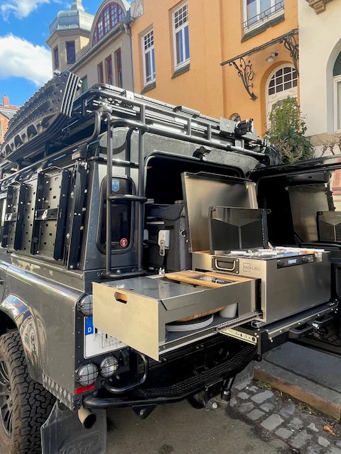 MOKUBO mobile Küchenbox am Heck eines Landrover Defenders