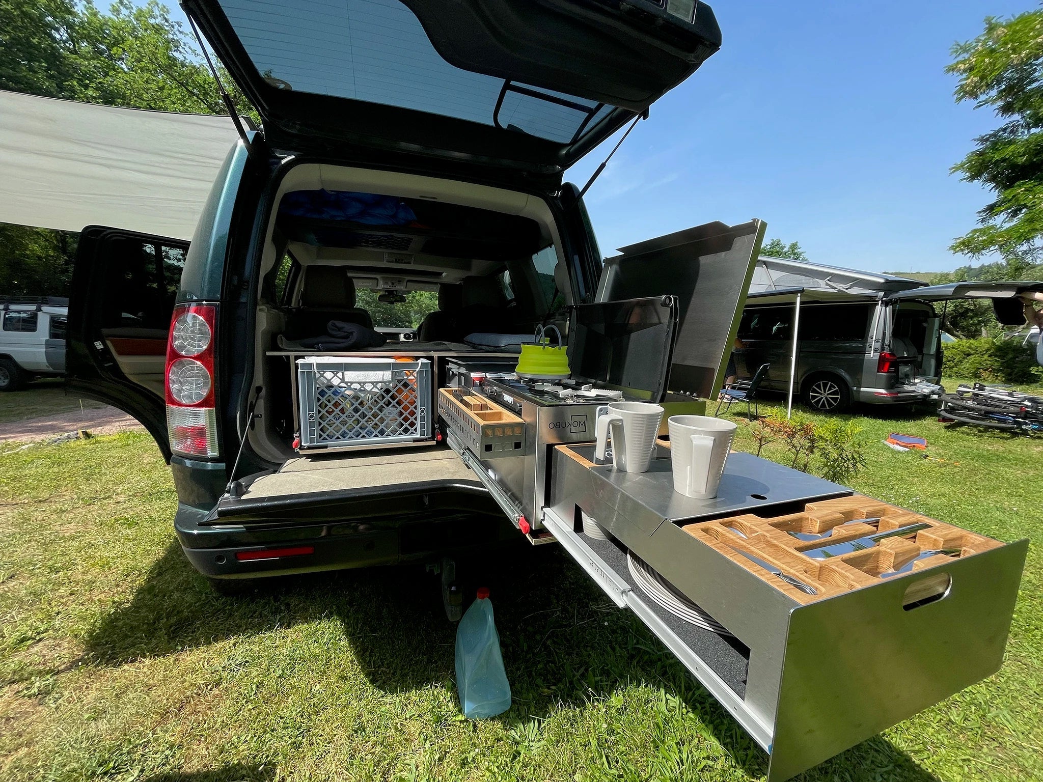 Mobile Küchenbox MOKUBO auf Heckauszug ausgefahren