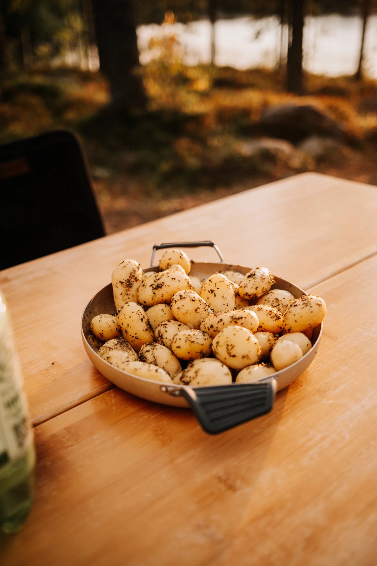 Mit der mobilen Küchenbox MOKUBO gekochtes Essen auf dem Campingtisch im Wald