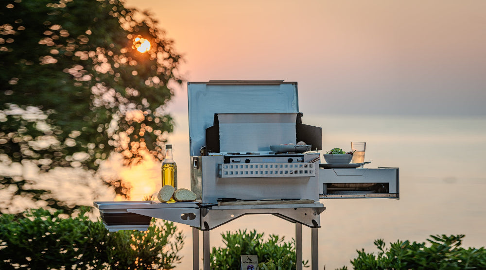 MOUBO auf Standfuss im Sonnenuntergang mit Blick auf Meer und Gruen