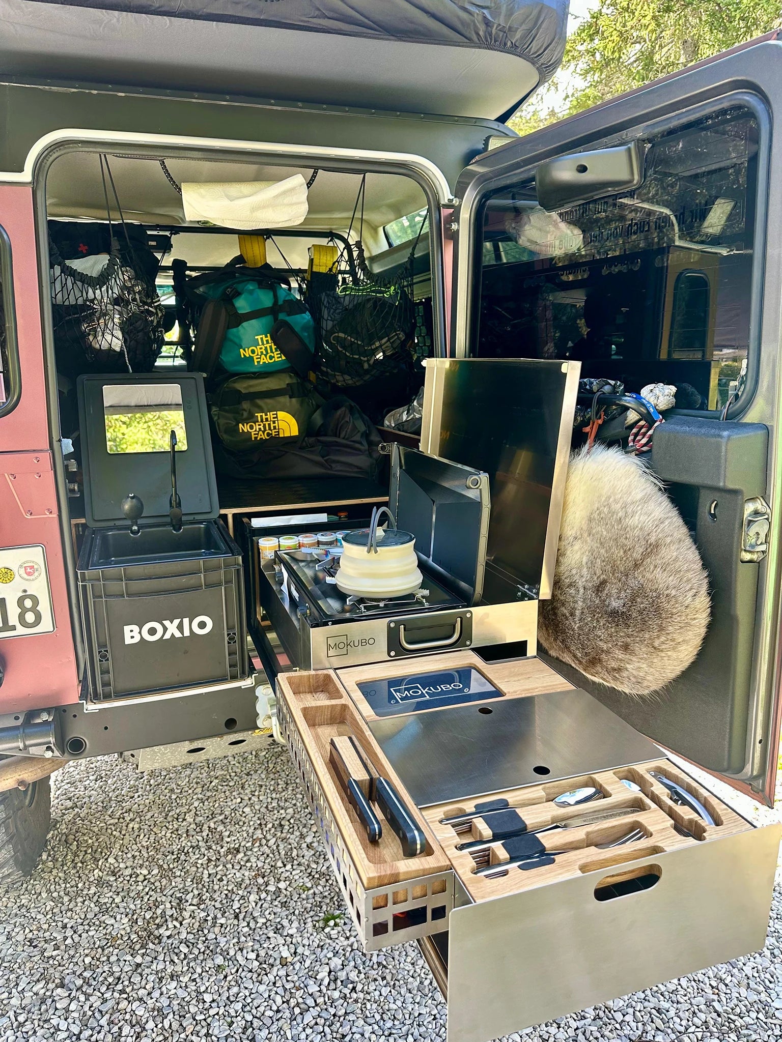 Mobile Küchenbox MOKUBO auf Heckauszug längs im Landrover