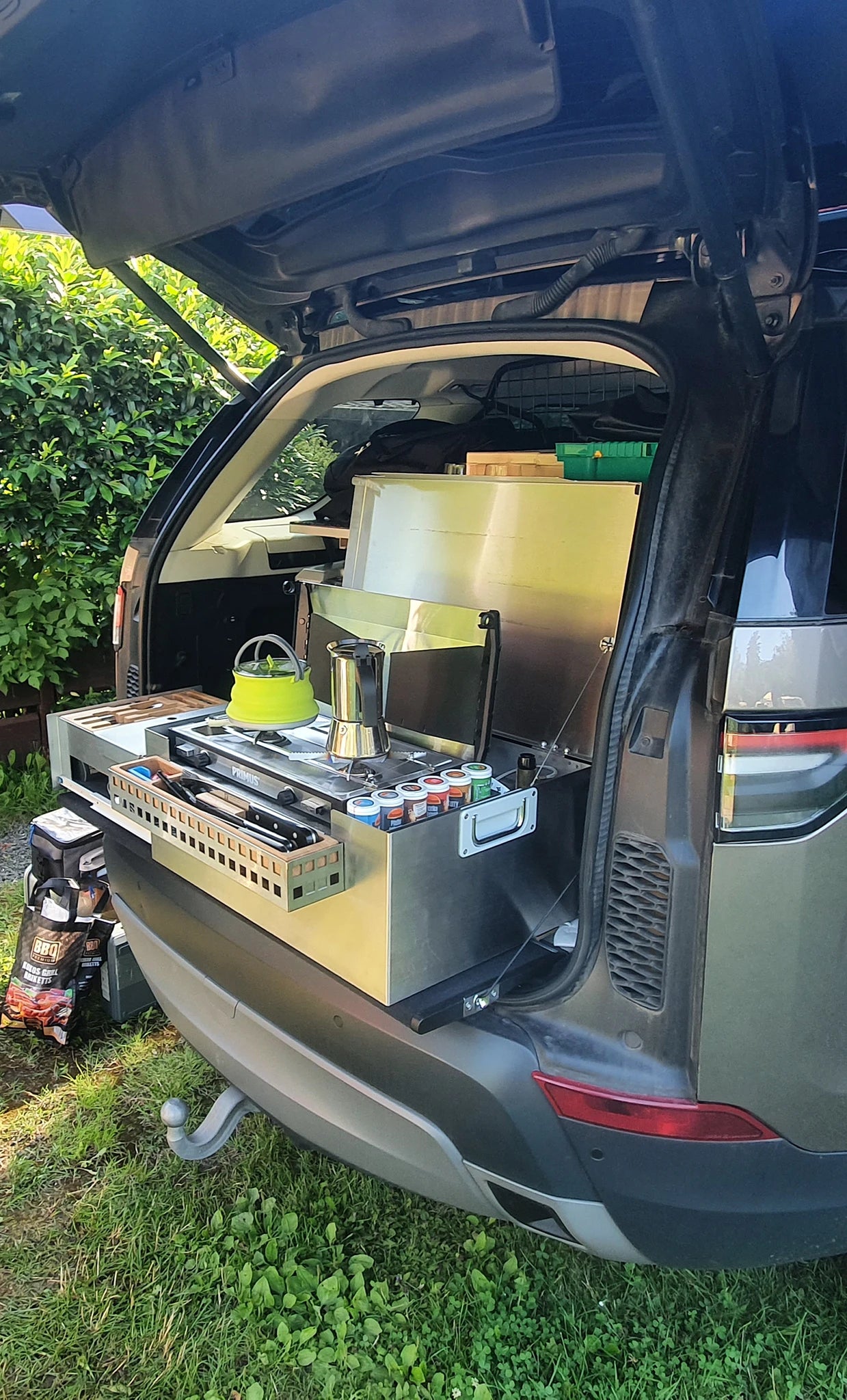 Mobile Küchenbox MOKUBO auf Heckauszug Schublade links