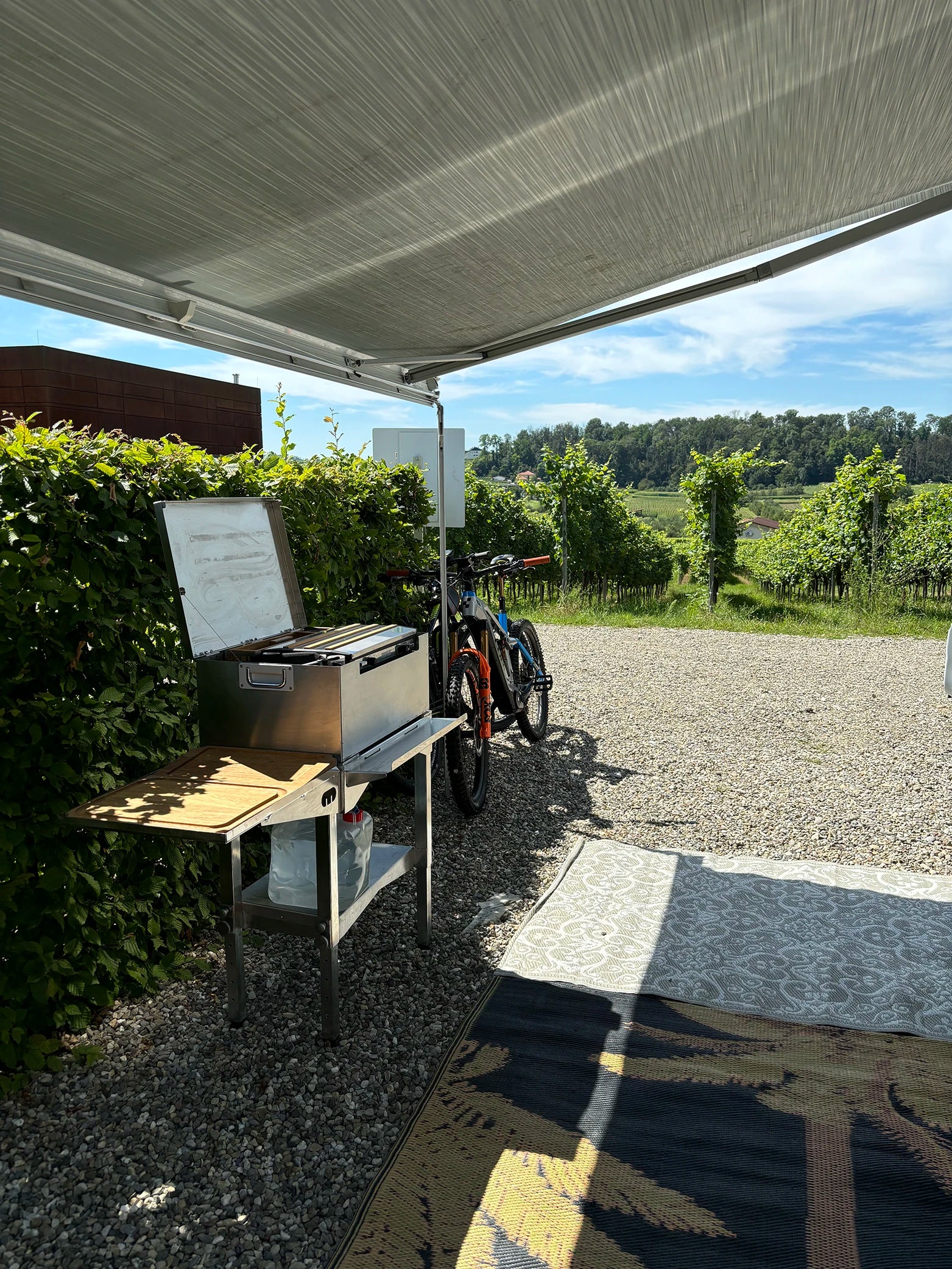 MOKUBO mobile Küchenbox auf dem Standfuß.