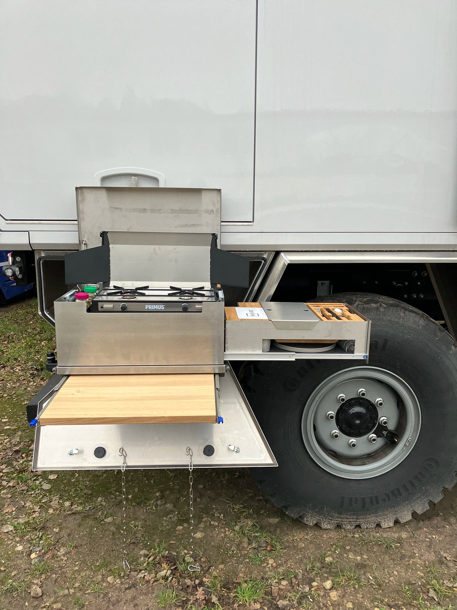 Mobile Küchenbox MOKUBO ausgeklappt in LKW Staubox