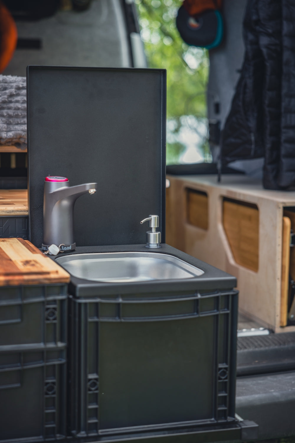 KomaLand Waschbox in einem Camper aufgeklappt neben anderen Boxen