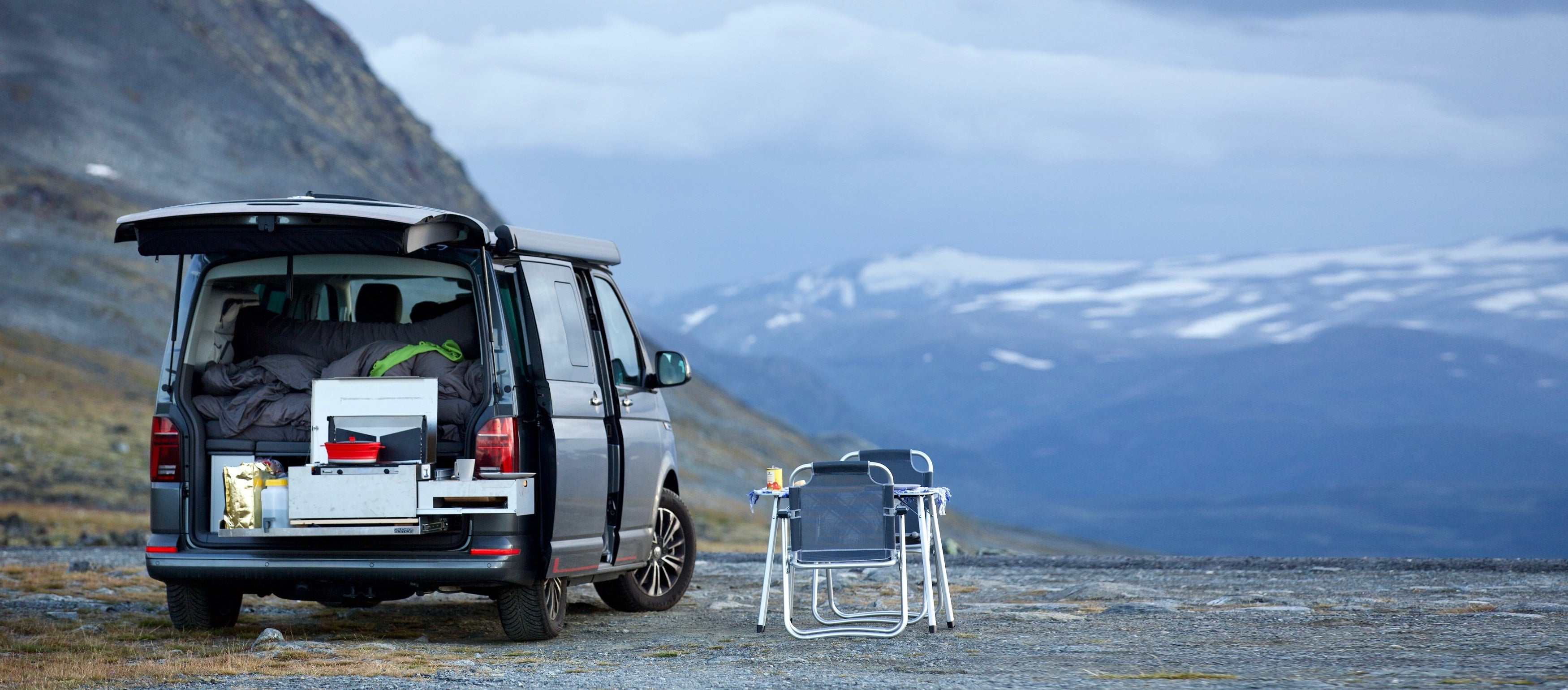 Mobile Küchenbox MOKUBO auf Heckauszug im VW T6 allein vor Bergpanorama 