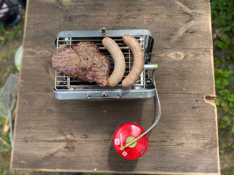 BBQ42 mit Steaks und Würstchen