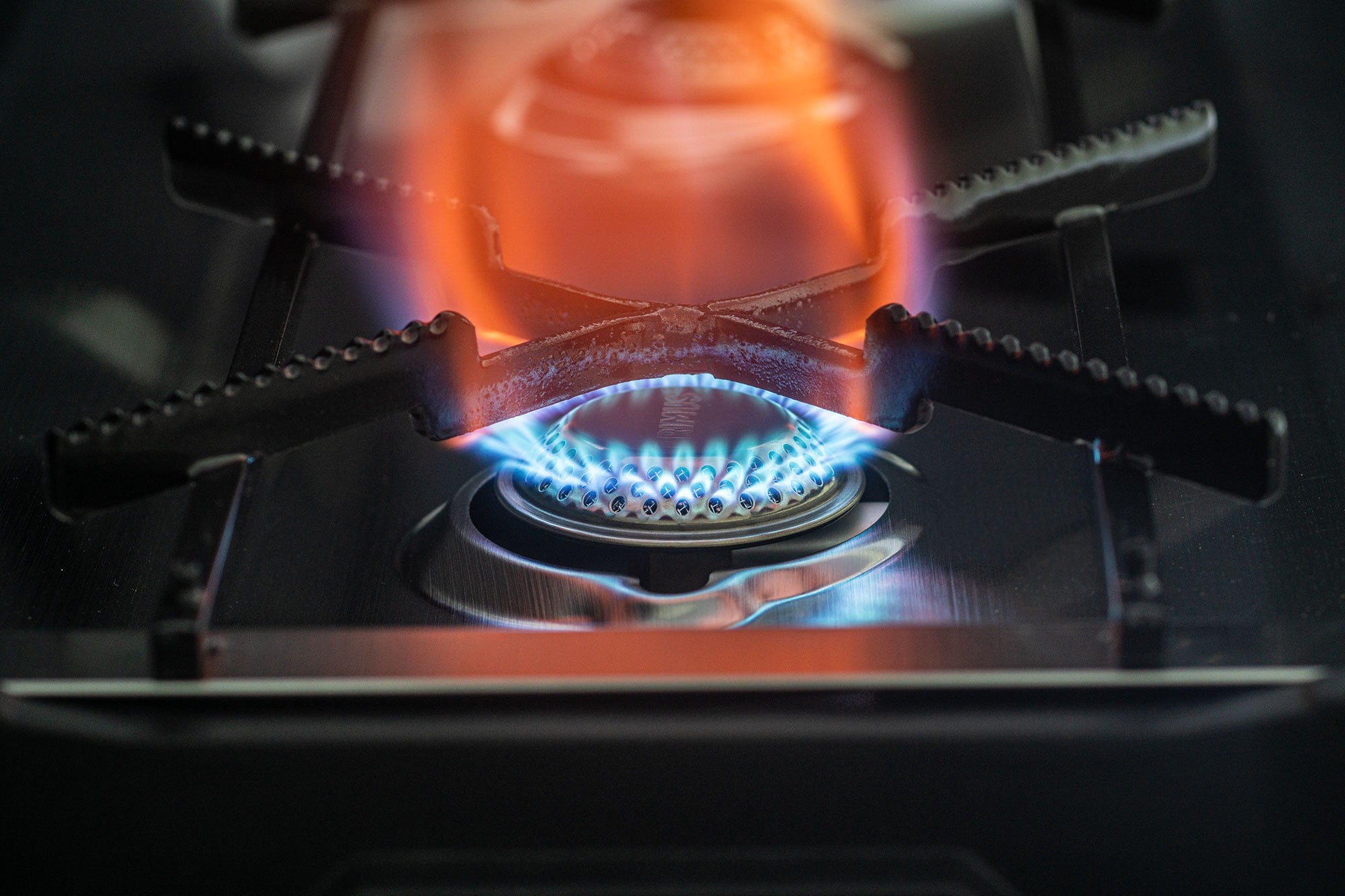 Mobile Küchenbox MOKUBO Nahaufnahme Brennerflamme Gasbrenner 