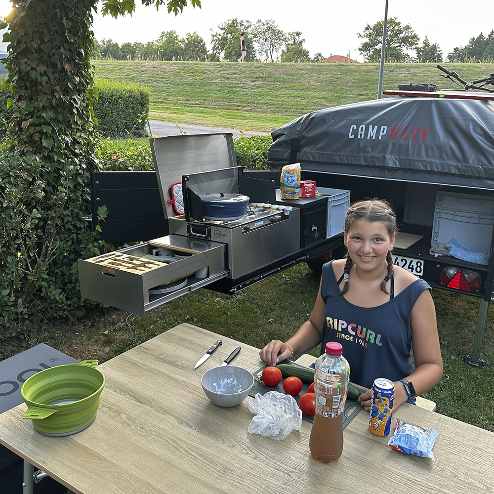 Mobile Küchenbox MOKUBO auf Heckauszug im Anhänger mit Kundin