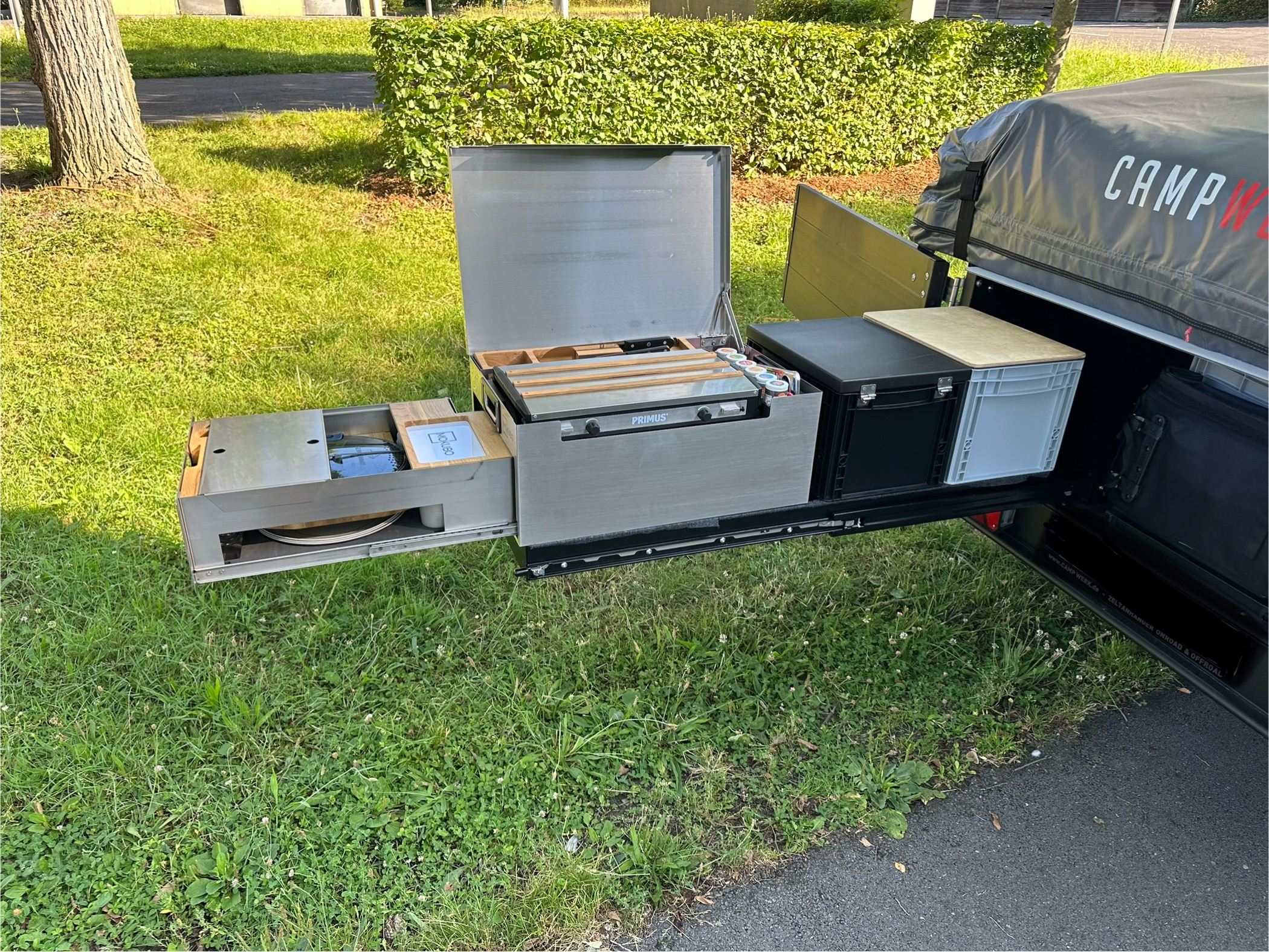 Mobile Küchenbox MOKUBO auf Heckauszug längs im Anhänger