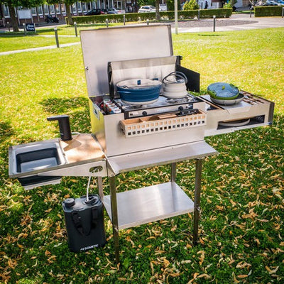Mobile Küchenbox MOKUBO auf original Standfuss mit Zubehör im Grünen Frontal