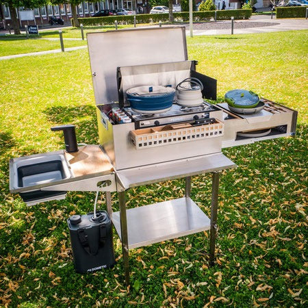 Mobile Küchenbox MOKUBO auf original Standfuss mit Zubehör im Grünen Frontal