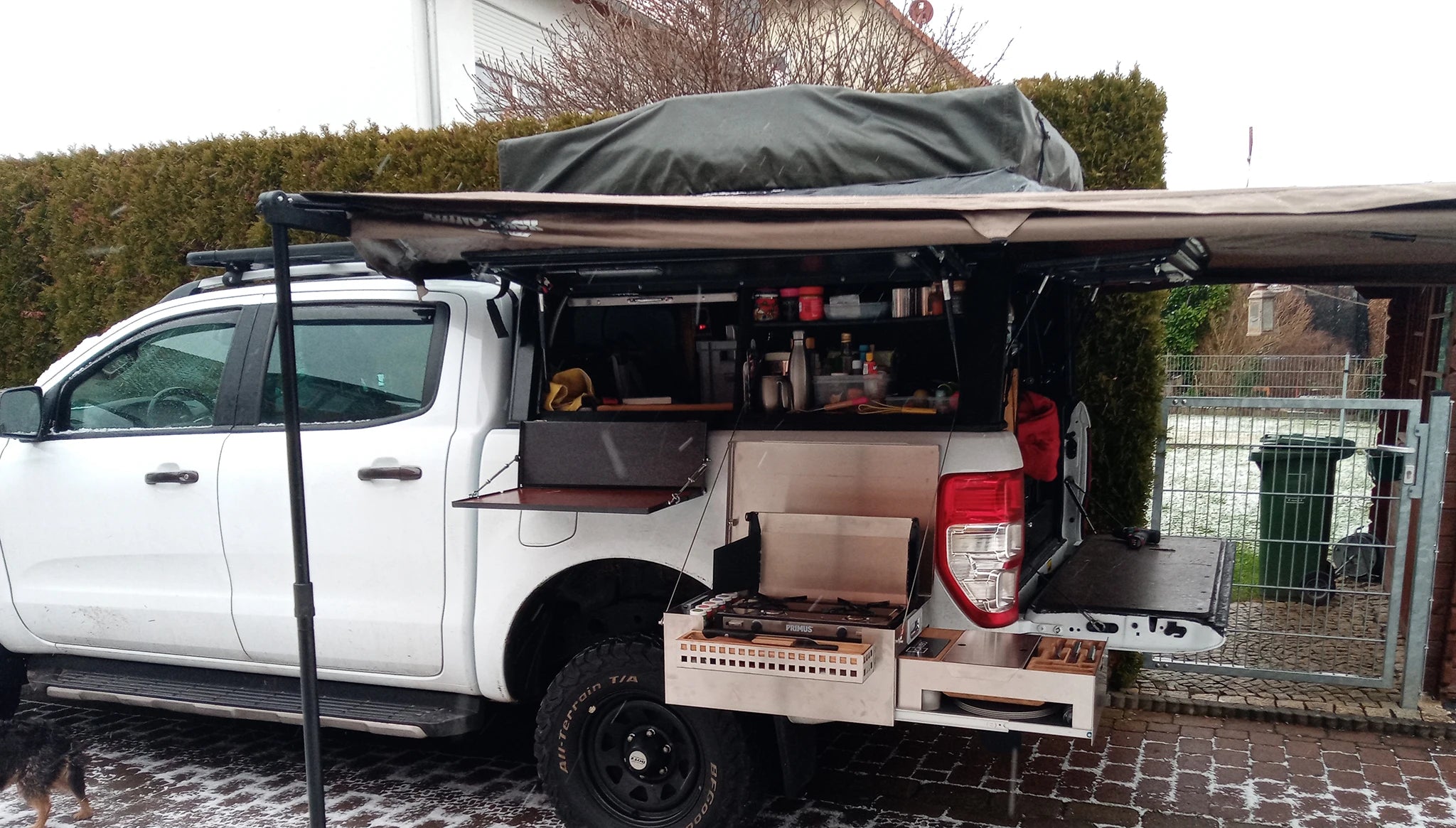 Mobile Küchenbox MOKUBO seitlich an Pick-Up angehängt unter Vorzelt