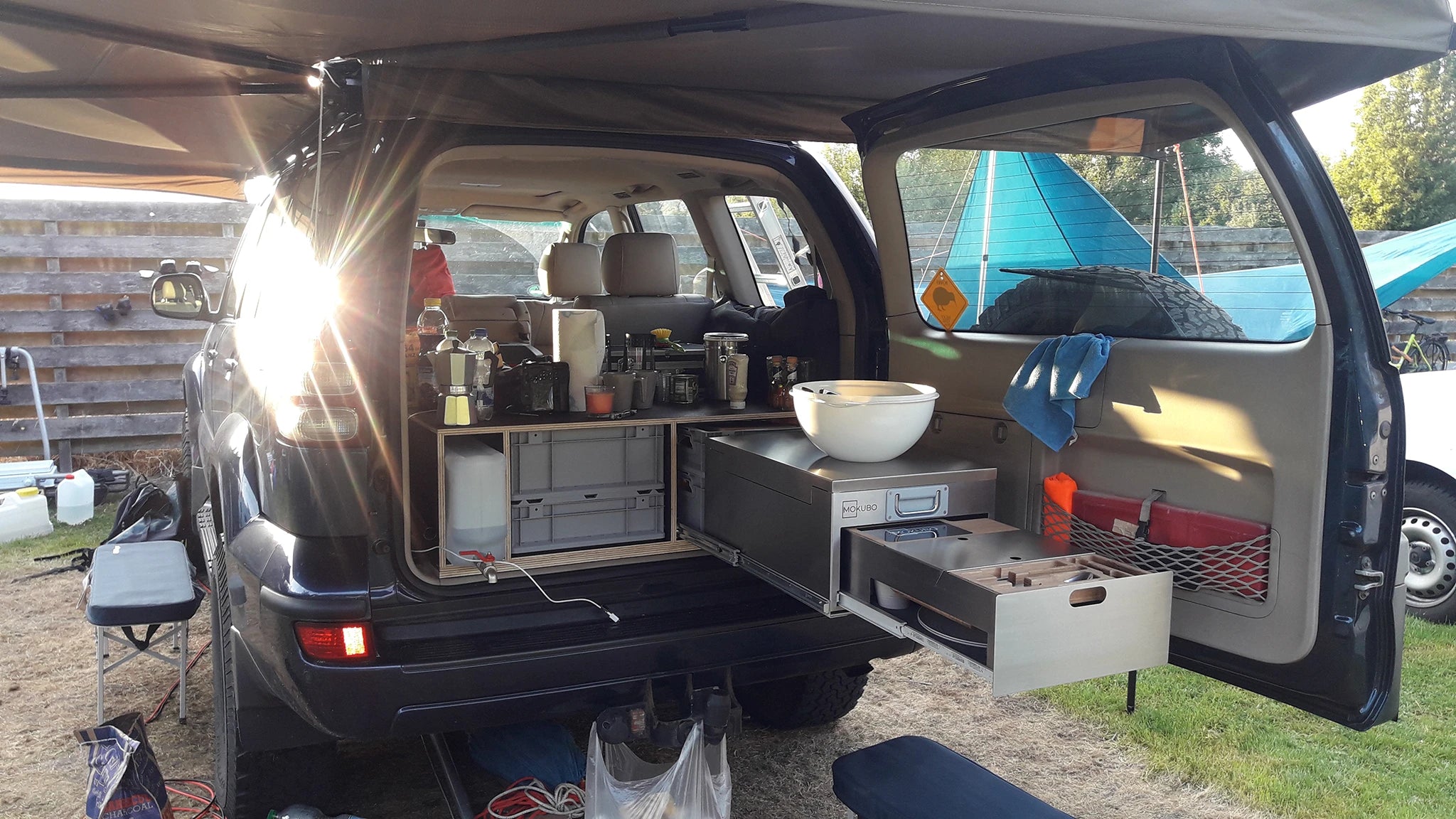 Mobile Küchenbox MOKUBO auf Heckauszug im Discovery mit Dachzelt