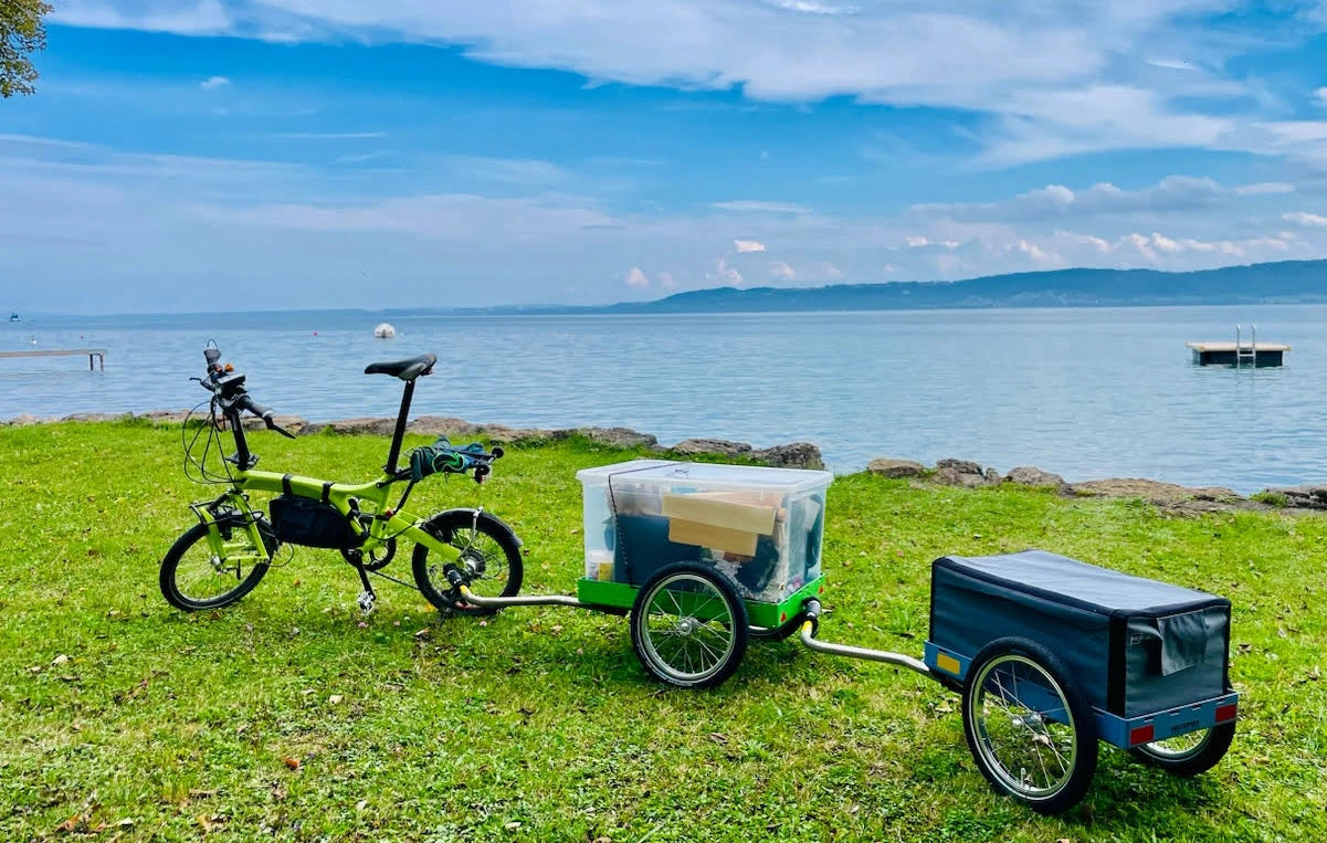 Mobile Küchenbox MOKUBO auf Fahrradanhänger vor See Panorama