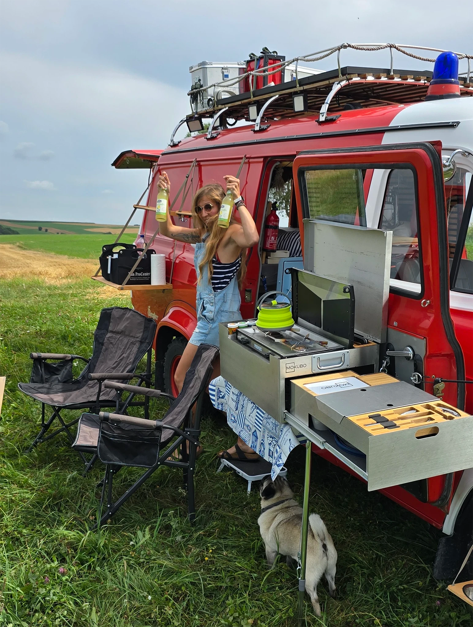 Mobile Küchenbox MOKUBO seitlich an Feuerwehrauto hängend
