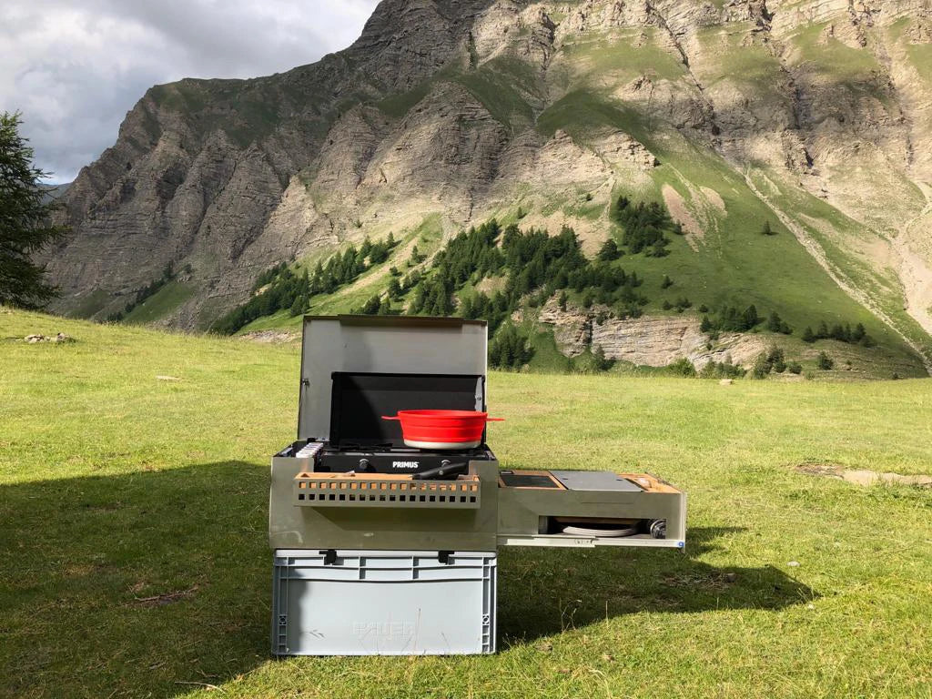 Mobile Küchenbox MOKUBO flexibel auf Eurobox platziert vor Berg Panorama