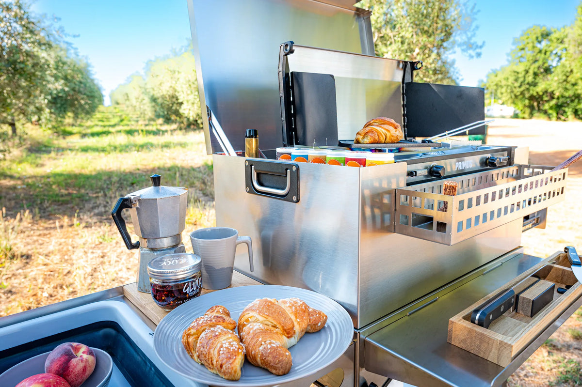 Frühstück mit Croissants an der mobilen Küchenbox MOKUBO im Olivenhain