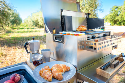 Frühstück mit Croissants an der mobilen Küchenbox MOKUBO im Olivenhain