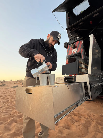 Kaffee am Morgen in der Wüste an der mobilen Küchenbox MOKUBO im Geländewagen