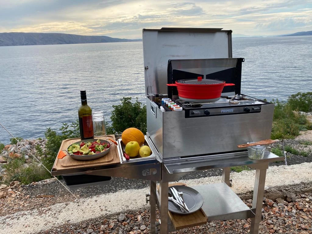MOKUBO mobile Küchenbox auf dem Standfuß. Kochen mit Blick auf das Meer.