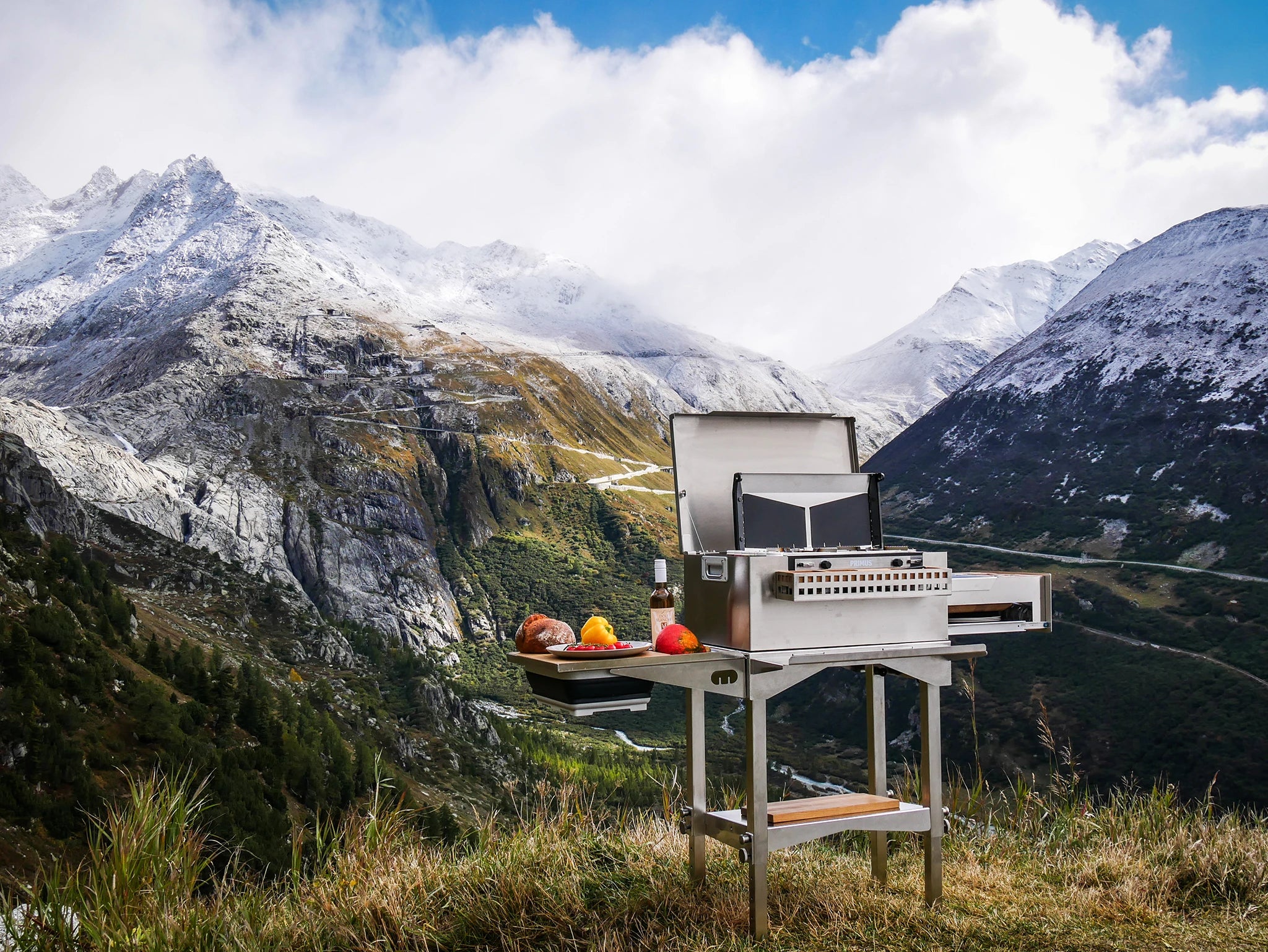 MOKUBO mobile Küchenbox auf dem Standfuß. Im HIntergrund die Alpen.