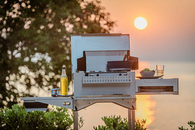 Mobile Küchenbox MOKUBO auf dem Standfuß bei Sonnenuntergang am Meer