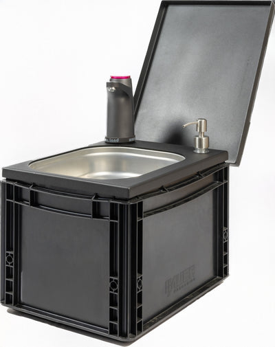 KomaLand Waschbox von der Seite aufgeklappt mit Wasserhahn und Seifenspender