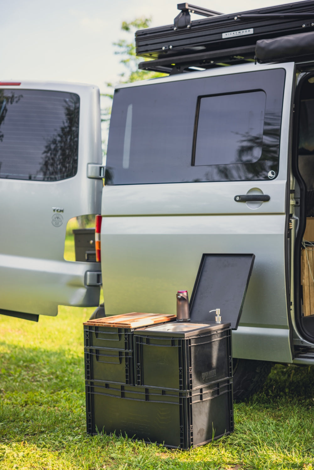 KomaLand Waschbox vor Camper aufgeklappt mit anderen Boxen zusammen